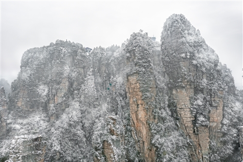 《雪中车行缀饰山间》