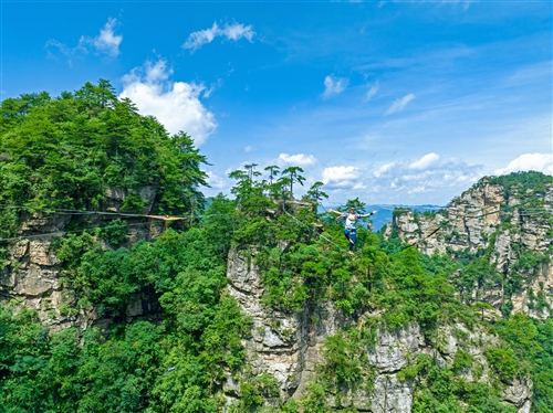 《黄石寨绝壁峰巅展技》