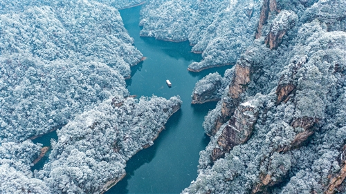 《宝峰湖雪景 》