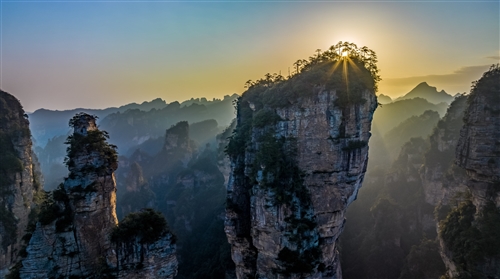 《峰顶神光》